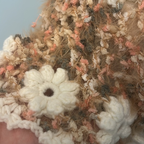 Mello Flowered Crochet Top - Picture 3 of 6